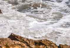 令人惊异的海蓝色的夏天波岩石放松视图岩石水