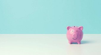 陶瓷粉红色的小猪银行蓝色的背景概念增加收入银行<strong>账户储蓄</strong>复制空间