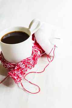 杯咖啡红色的围巾