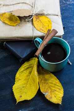 杯咖啡秋天的叶子