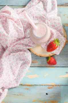 健康的草莓奶昔