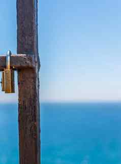 生锈的挂锁附加栏杆海传统的显示爱