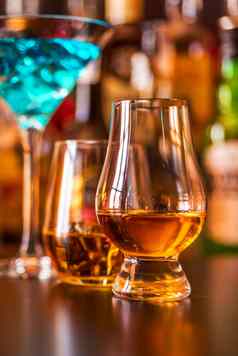 苏格兰威士忌玻璃冰多维数据集金颜色威士忌