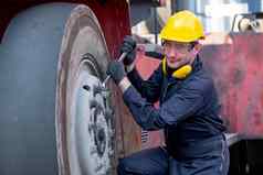 货物容器技术员工人扳手修复问题卡车轮胎相机工作工作场所区域