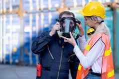 货物容器女人工人技术员穿气体保护面具准备管理问题工作场所区域
