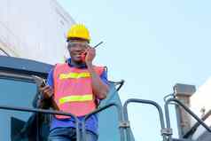 非洲技术员工人对讲机沟通同事保持大卡车货物航运区域