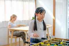 可爱的亚洲年轻的女孩玩游戏打破额外的研究老师坐放松