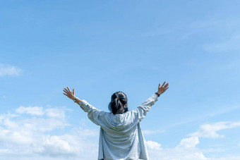 复制空间自由夫人手<strong>不</strong>断上升的<strong>夏</strong>天假期自由概念蓝色的天空山摘要<strong>夏</strong>天背景