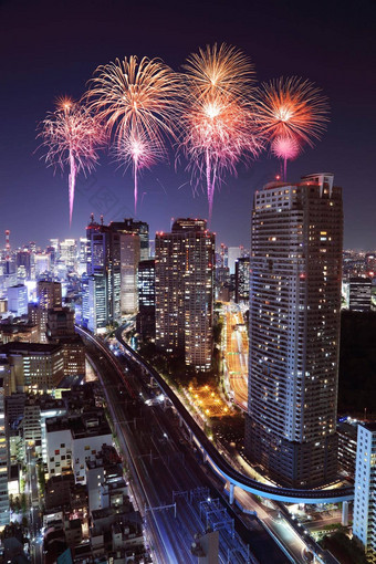 烟花庆祝东京城市景观晚上
