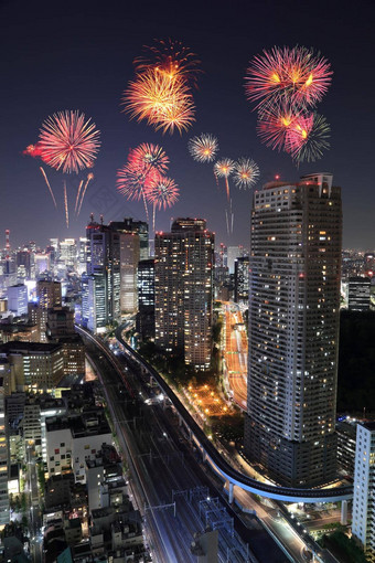 烟花庆祝东京城市景观晚上