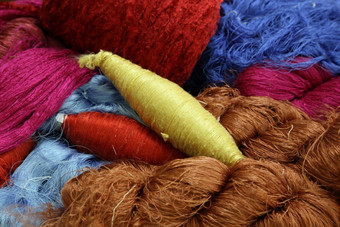 色彩斑斓的生丝绸线程