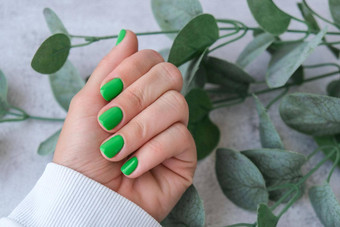 修剪整齐的女手时尚的绿色指甲时尚的现代设计修指甲过来这里指甲皮肤护理美治疗指甲护理时尚的颜色