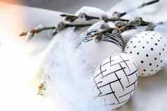 时尚的彩色的时尚的自然复活节鸡蛋羽毛猫咪柳树分支机构乡村布白色丝绸织物平躺复活节生活