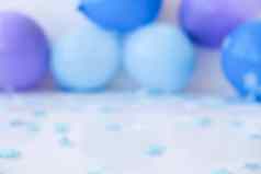 摘要散焦模糊节日背景假期生日男孩女孩聚会，派对概念婴儿淋浴蓝色的气球五彩纸屑