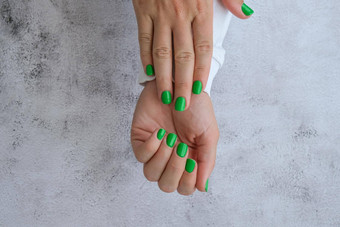 修剪整齐的女手时尚的绿色指甲时尚的现代设计修指甲过来这里指甲皮肤护理美治疗指甲护理时尚的颜色