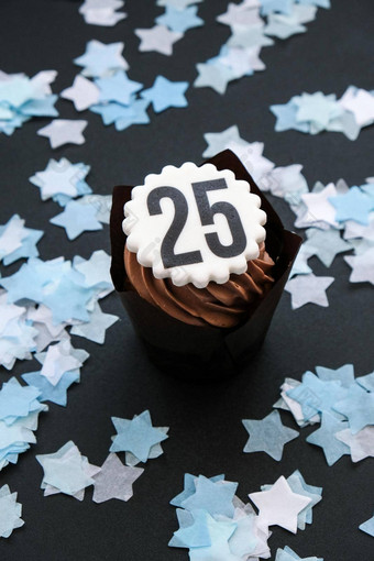数量美味的巧克力蛋糕奶油黑暗背景松饼生日蛋糕聚会，派对年周年纪念日