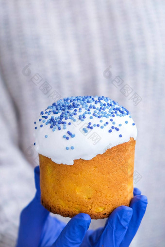 手蓝色的手套持有复活节蛋糕白色<strong>一流</strong>的蓝色的洒女人持有传统的俄罗斯复活节蛋糕自制的馅饼春天假期庆祝活动
