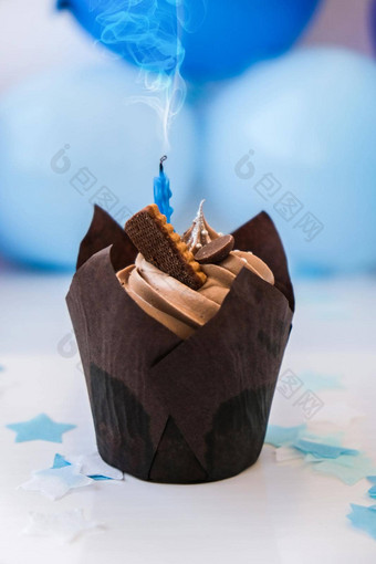 甜蜜的美味的巧克力蛋糕蜡烛蓝色的节日背景快乐<strong>生日</strong>聚会，派对概念美味的<strong>生日</strong>蛋糕
