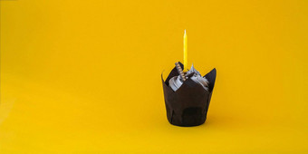 美味的巧克力蛋糕奶油蜡烛黑暗背景巧克力松饼生日蛋糕聚会，派对