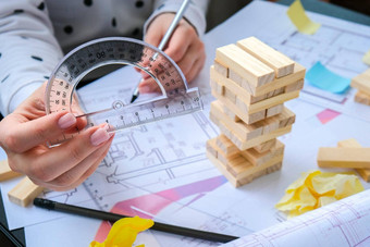 架构师设计师室内有创意的工作手玩块木游戏桌子上建筑计划房子颜色调色板女架构师画蓝图办公室工作场所