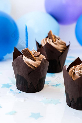 美味的巧克力纸杯蛋糕奶油蜡烛巧克力松饼<strong>生日</strong>蛋糕聚会，派对男孩女孩婴儿聚会，派对蛋糕