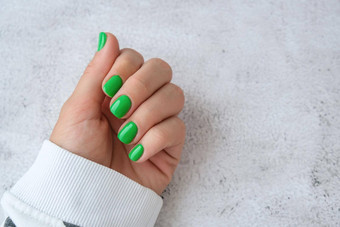 修剪<strong>整齐</strong>的女手时尚的绿色指甲时尚的现代设计修指甲过来这里指甲皮肤护理美治疗指甲护理时尚的颜色