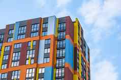 现代建筑角窗户多层五彩缤纷的公寓建筑时尚的生活块公寓明亮的多汁的颜色建设建筑