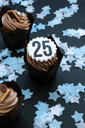 数量美味的巧克力蛋糕奶油黑暗背景松饼<strong>生日</strong>蛋糕聚会，派对年周年纪念日