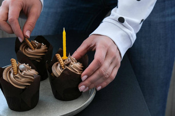 女手使美味的巧克力纸杯蛋糕奶油黑暗背景巧克力松饼<strong>生日</strong>蛋糕聚会，派对准备