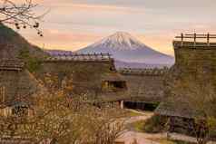 日本风格房子富士日落