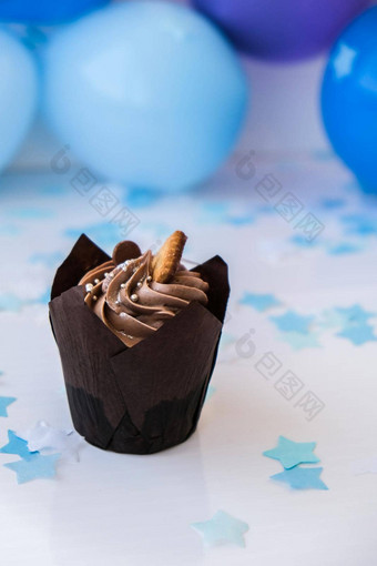 甜蜜的美味的巧克力蛋糕蓝色的节日背景快乐生日聚会，派对概念美味的生日蛋糕
