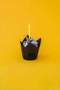 美味的巧克力蛋糕奶油蜡烛黑暗背景巧克力松饼生日蛋糕聚会，派对