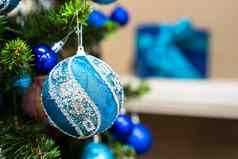 绿色圣诞节树美丽的白色蓝色的装饰收盘上涨拍摄大美丽的一年装饰蓝色的白色冬天季节假期