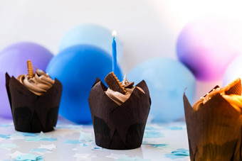 美味的巧克力纸杯蛋糕奶油蜡烛巧克力松饼生日蛋糕聚会，派对男孩女孩婴儿聚会，派对蛋糕