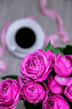 杯咖啡粉红色的玫瑰假期概念花束玫瑰生日花束花早....早餐