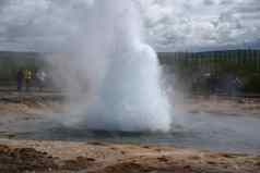 圆柱体喷泉火山喷发冰岛