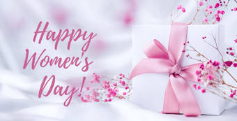 快乐女人的一天刻字问候卡礼物盒子粉红色的丝带干粉红色的花明亮的光柔和的概念