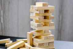 建筑木块游戏家庭木酒吧木块堆栈游戏手背景块塔体系结构模型