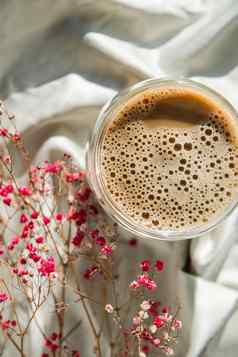 杯拿铁卡布奇诺咖啡早....咖啡美学共鸣早餐粉红色的满天星花