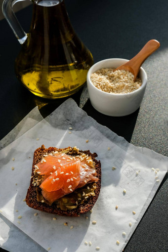 烤面包鳄梨大马哈鱼鳄梨色拉酱三明治健康的早餐橄榄石油芝麻种子素食者健康的吃