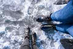女孩脚冻湖河脚冰穿雪鞋子站清晰的大冰冰岛