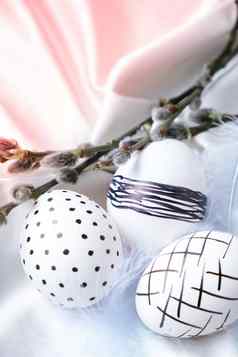 时尚的彩色的时尚的自然复活节鸡蛋羽毛猫咪柳树分支机构乡村布白色丝绸织物平躺复活节生活