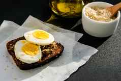烤面包煮熟的鸡蛋鳄梨鳄梨色拉酱三明治健康的早餐橄榄石油芝麻种子素食者健康的吃