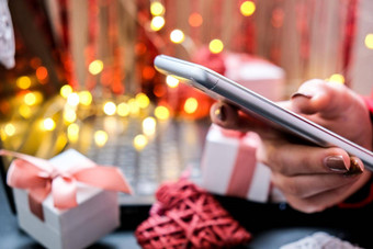 移动电话手移动应用程序在线促销活动折扣假期礼物惊喜现在情人节一天互联网技术购物
