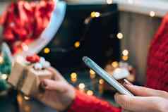 圣诞节在线购物女买家使订单移动电话女人买礼物准备圣诞节冬天假期销售