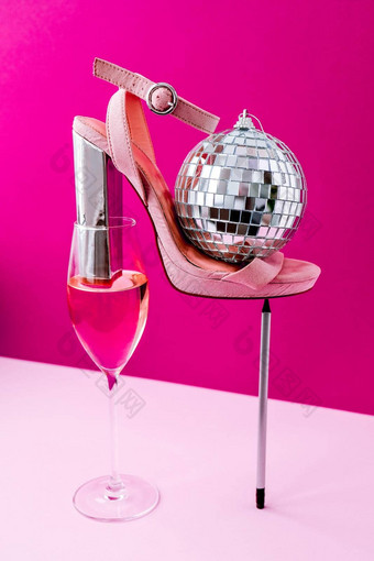 时尚的有创意的照片香槟<strong>玻璃</strong>白色酒高高跟鞋现代平衡作文假期聚会，派对概念<strong>简约</strong>概念等角风格迪斯科球