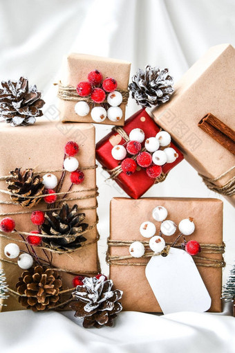 浪费圣诞节礼物装饰香槟彩色的丝绸背景复制空间生态友好的包装礼物标签工艺纸板