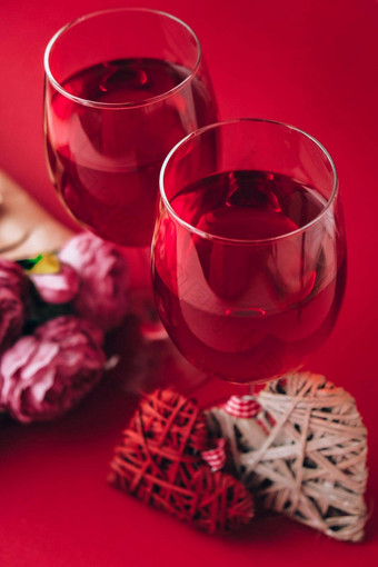 眼镜红色的酒装饰心爱浪漫夫妇的关系红色的不光滑的背景白色红色的元素情人节一天浪漫的晚餐