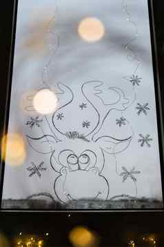 圣诞节鹿画窗口玻璃圣诞节冬天装饰窗口玻璃白色模式鹿雪艺术窗饰窗口假期季节