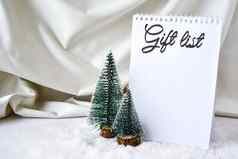 笔记本礼物列表文本圣诞节树香槟彩色的丝绸背景白色雪时尚的装饰圣诞节假期庆祝活动一年概念问候卡